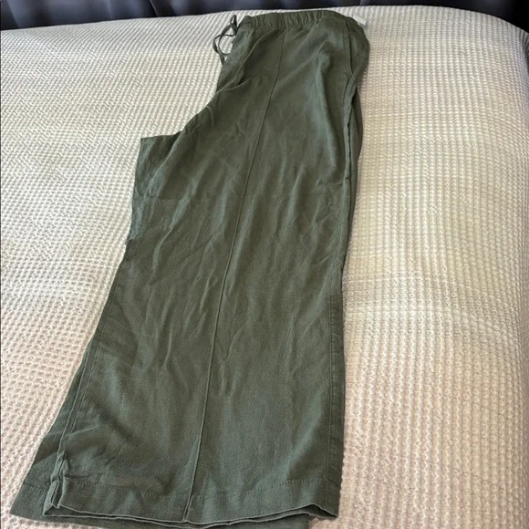 NWT GAP Women’s Dark Green Chinos - Picture 3 of 7